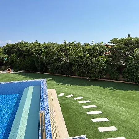 The Sea Breeze וילה פאראלימני