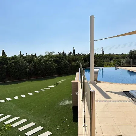 The Sea Breeze וילה פאראלימני